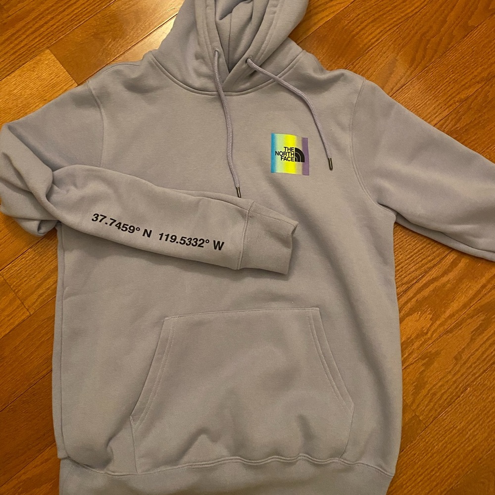 BRAND NEW The North Face hoodie in purple . Women 8 US
